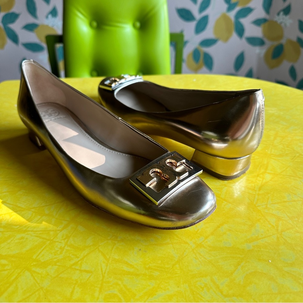 Tory Burch Patent Leather Gold block heel square toe T logo, 7.5M